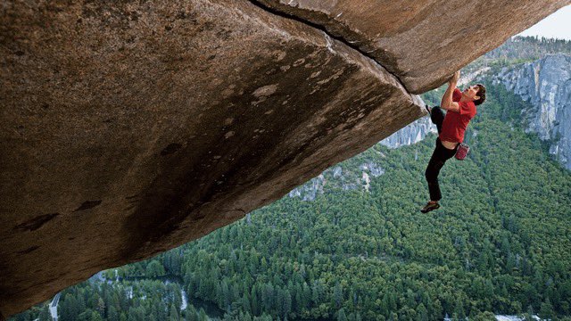 creepydotorg's tweet photo. Alex Honnold climbing a mountain without ropes. https://t.co/2IhIRWQdRL