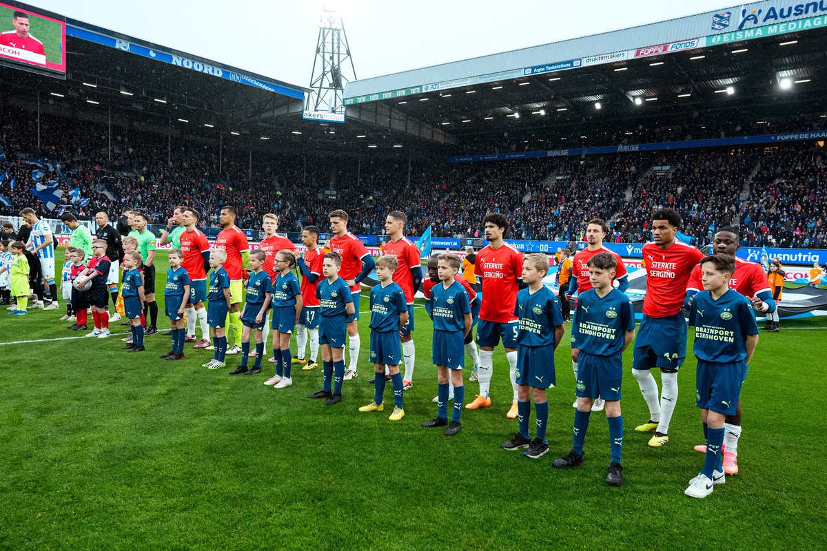 STERKTE SERGINO 🧡 PSV players wore special No.8 shirts ahead of their game with Heerenveen today following the news of SERGINO DEST's long-term knee injury. Touching tribute for the USMNT defender who has been in incredible form this season. 🇺🇸