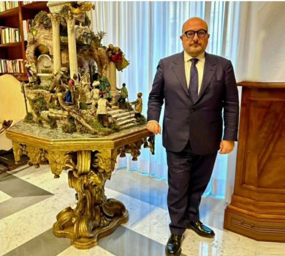 UGirovago77000's tweet photo. A tutti quelli che dicono che in Italia non c'è
la certezza della pena ricordo che quest'uomo
 è ministro.
Ogni giorno si rende più ridicolo.
In Italia c'era una dittatura comunista a nostra insaputa...
Si può essere più coglioni? https://t.co/SHVq1TPndn