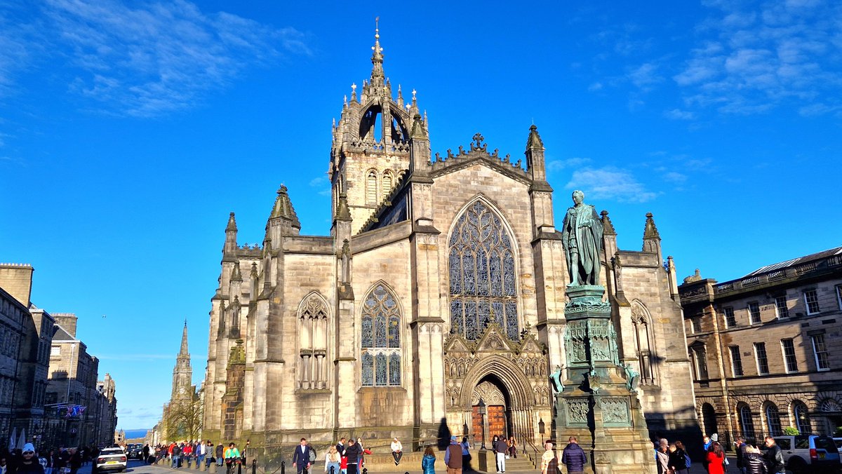 Blue sky sunshine in #Edinburgh this evening (25/4) #WeatherWatcherGraham @bbcweather @BBCScotWeather @BBCAimsir #loveukweather✔️