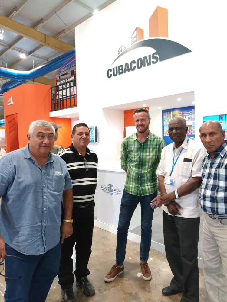 CubaCubacons's tweet photo. Se reúnen en nuestro stand un equipo del Alba Bolivariana. Integrado por directores nuestros. https://t.co/siEggt3KZt