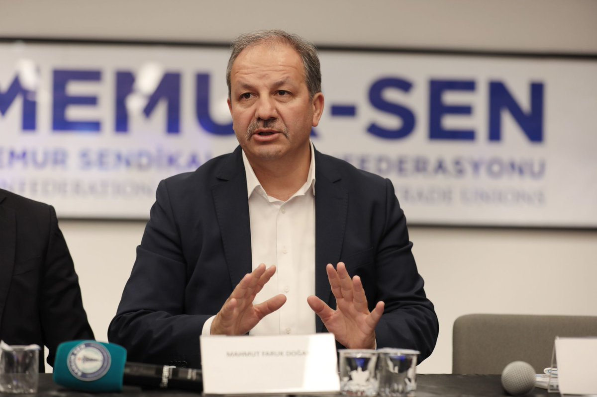 SSMahmutFaruk's tweet photo. “Doktora da Yapsam Yine Hizmetli Kadrosundayım”

Yardımcı hizmetler kadrosunda çalışan arkadaşlarımız açısından;
Tablo net! Tavrımız net! Talebimiz net!

Yardımcı hizmetler sınıfındaki arkadaşlarımız genel idari hizmetler sınıfına geçirilmelidir!

Doktora da yapsam yine hizmetli kadrosundayım diyen yardımcı hizmetler sınıfında görev yapan arkadaşlarımıza yönelik farkındalık ortaya koymak; mali, özlük ve sosyal haklarını hak ettikleri seviyeye ulaştırmak için her zeminde mücadelemizi sürdürüyoruz.

Yardımcı hizmetler sınıfında görev yapan çalışanların sorunlarının tartışıldığı ve çözüm önerilerinin ortaya konduğu “Yardımcı Hizmetler Sınıfı Sorun ve Öneriler Belirleme Çalıştayı” nı gerçekleştirdik.

Çalıştayın yapılmasında emeği geçen, katkı sunan tüm katılımcılarımıza gönülden teşekkür ederim.