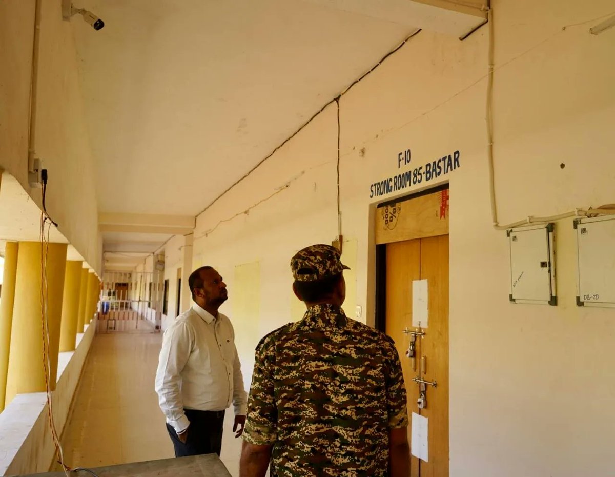 कलेक्टर एवं जिला निर्वाचन अधिकारी @vijaydayaramk ने धरमपुरा मॉडल कॉलेज में स्थित स्ट्राँग रूम का गुरूवार को निरीक्षण किया। #ceochhattisgarh #bastar #Election2024 #chhattisgarh