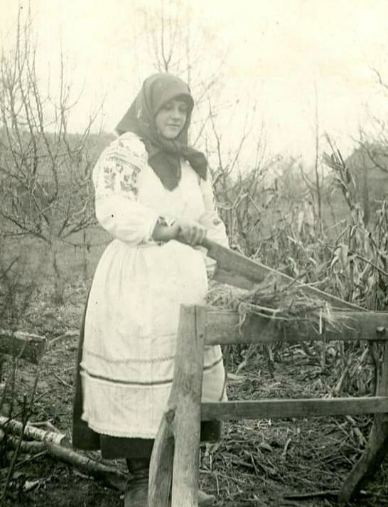 До вашої уваги фото жінки із села Будятичі на Волині, 1910-х років. Отак починався процес обробітку вимочених і висушених конопель.