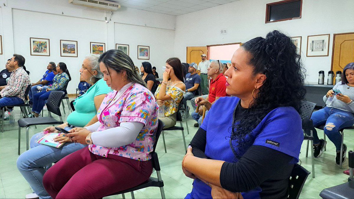 #Ahora | El epidemiólogo del estado Miranda, Dr. Ángel Melchor, el Dr. Blas Dorta y representantes del @MincytVE, explican a los mirandinos la importancia de consolidar la participación popular para hacer frente a los mosquitos transmisores de enfermedades. #UniónDeLosPueblos