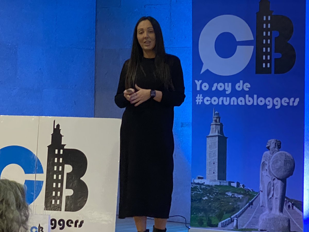¡Vamos al lío! Ya tenemos a la primera ponente del 3️⃣1️⃣#CoruñaBloggers: @luciacorredoira de @RaiolaNetworks nos contará su estrategia digital para conseguir llenar un evento como el #RaiolaMarketingConference
