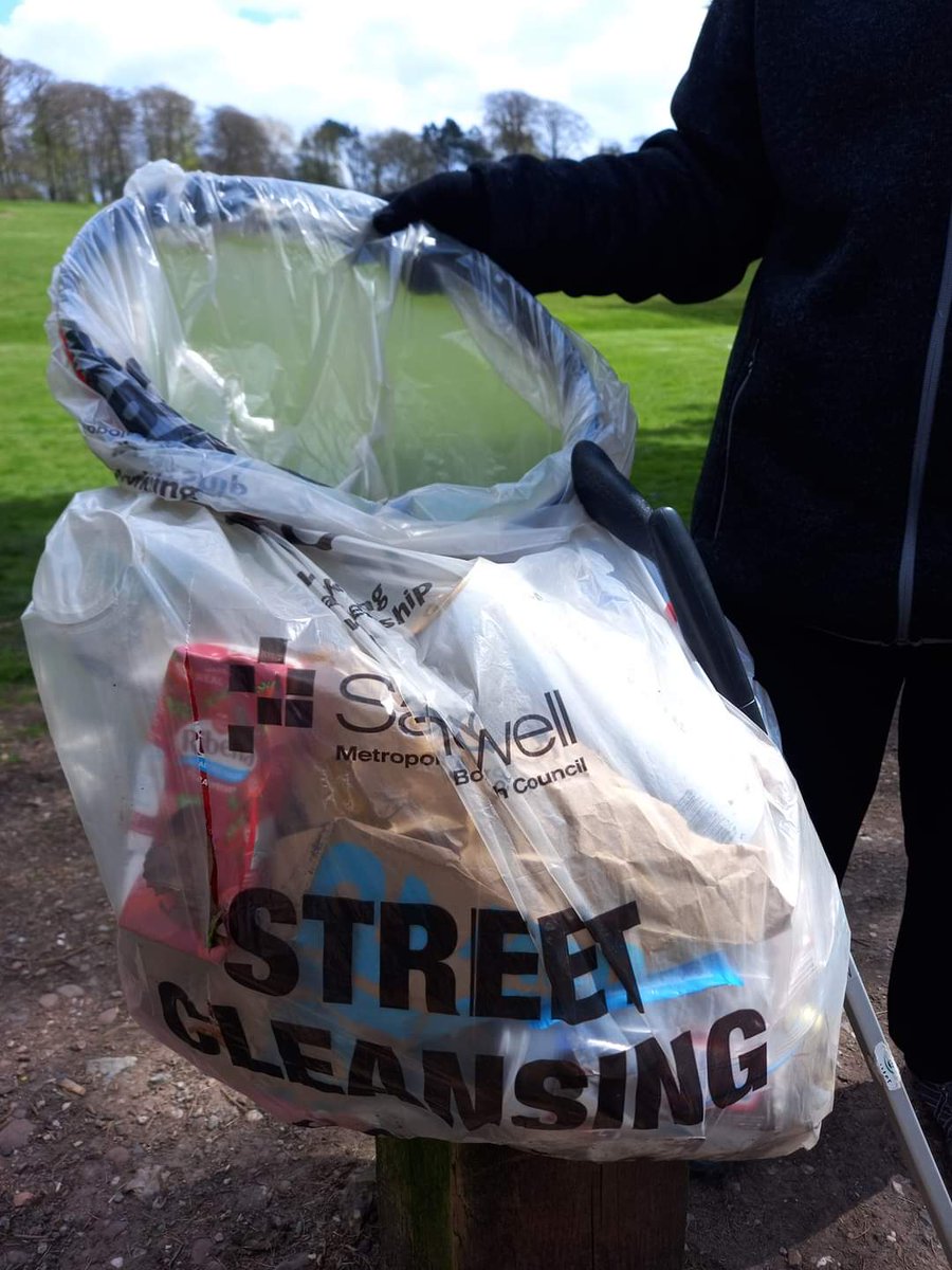 Our incredible duo Martyn & Diane, who are not only dedicated to their daily exercise routine but also go the extra mile by incorporating litter picking into their routine! A bag of litter was removed, making our community cleaner. #adoptedstreets @SercoESUK @sandwellcouncil