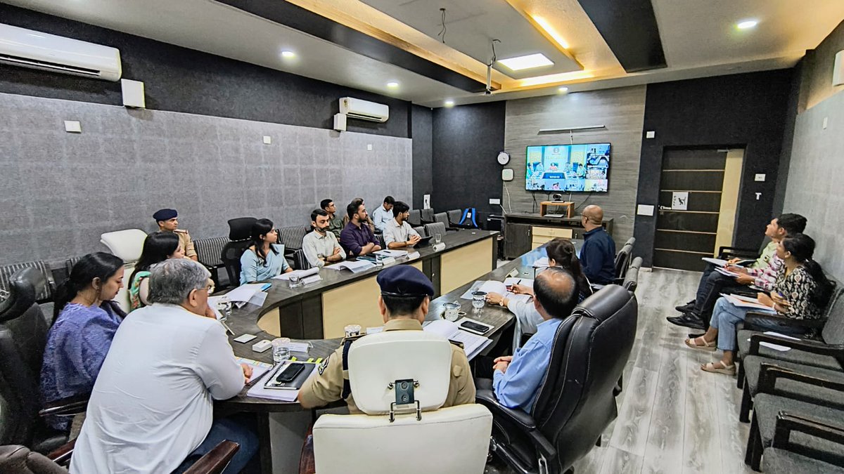 ૧૫- ભાવનગર લોકસભા સંસદીય મતવિસ્તારના જનરલ ઓબ્ઝર્વરશ્રી તથા પોલિસ ઓબ્ઝર્વરશ્રીની અઘ્યક્ષતામાં ક્રીટીકલ પોલીંગ સ્ટેશન નક્કી કરવા બાબતે ભાવનગર, બોટાદ તથા અમરેલી જિલ્લાના  સબંઘિત અઘિકારીશ્રીઓ સાથે બેઠક યોજવામાં આવી.
<a href="/CEOGujarat/">Chief Electoral Officer, Gujarat</a> <a href="/ECISVEEP/">Election Commission of India</a> @mahiti_bvn