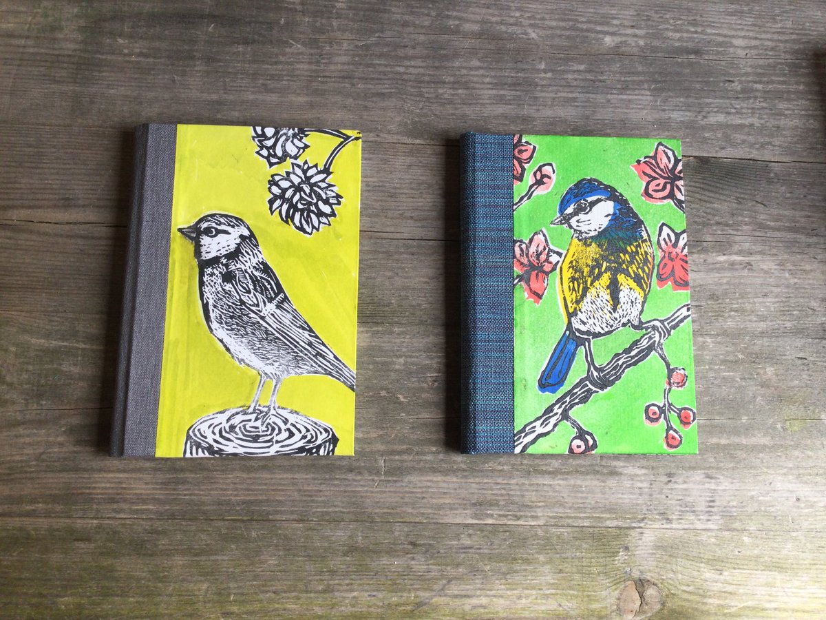 Two little handmade notebooks from the shoffice. I love working in there, rain or shine. Big thanks to ⁦@StephenCliffor6⁩ for the beautiful Lino-cuts. 

#handmadenotebooks #thephotohour #leeds #bookbinding #birds #linocuts #creative #prints #primarycolours