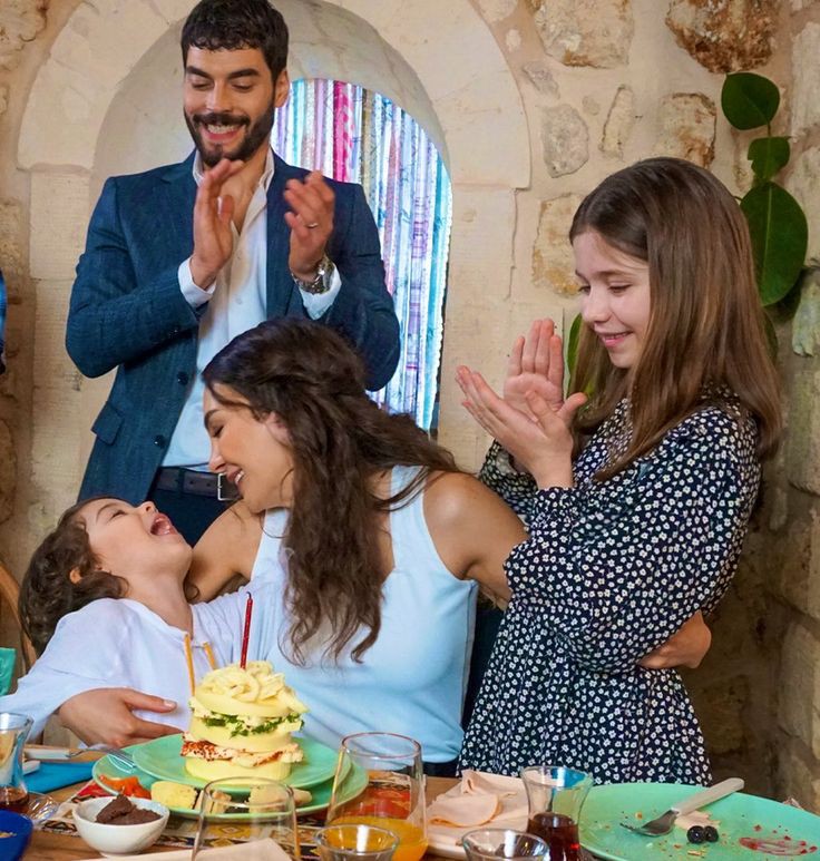 anne baba olmak size çok yakıştı canım reymirim kalp kalp 

Reymirsiz ÜçYıl