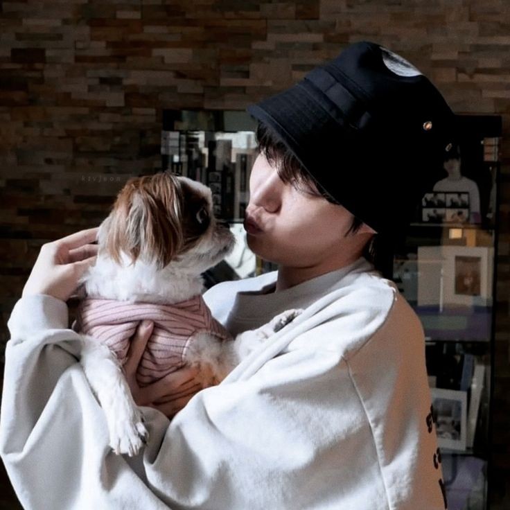 <a href="/Gtoxqrt/">Dean</a> วันนี้พี่ดีนพามาคาเฟ่น้องหมาด้วย หมาเต็มร้านเลย แต่พี่ดีนเล่นจุ้บหมาเกือบหมดร้านเลยเนี่ย ขนหมาติดเต็มเสื้อหมดแล้ว