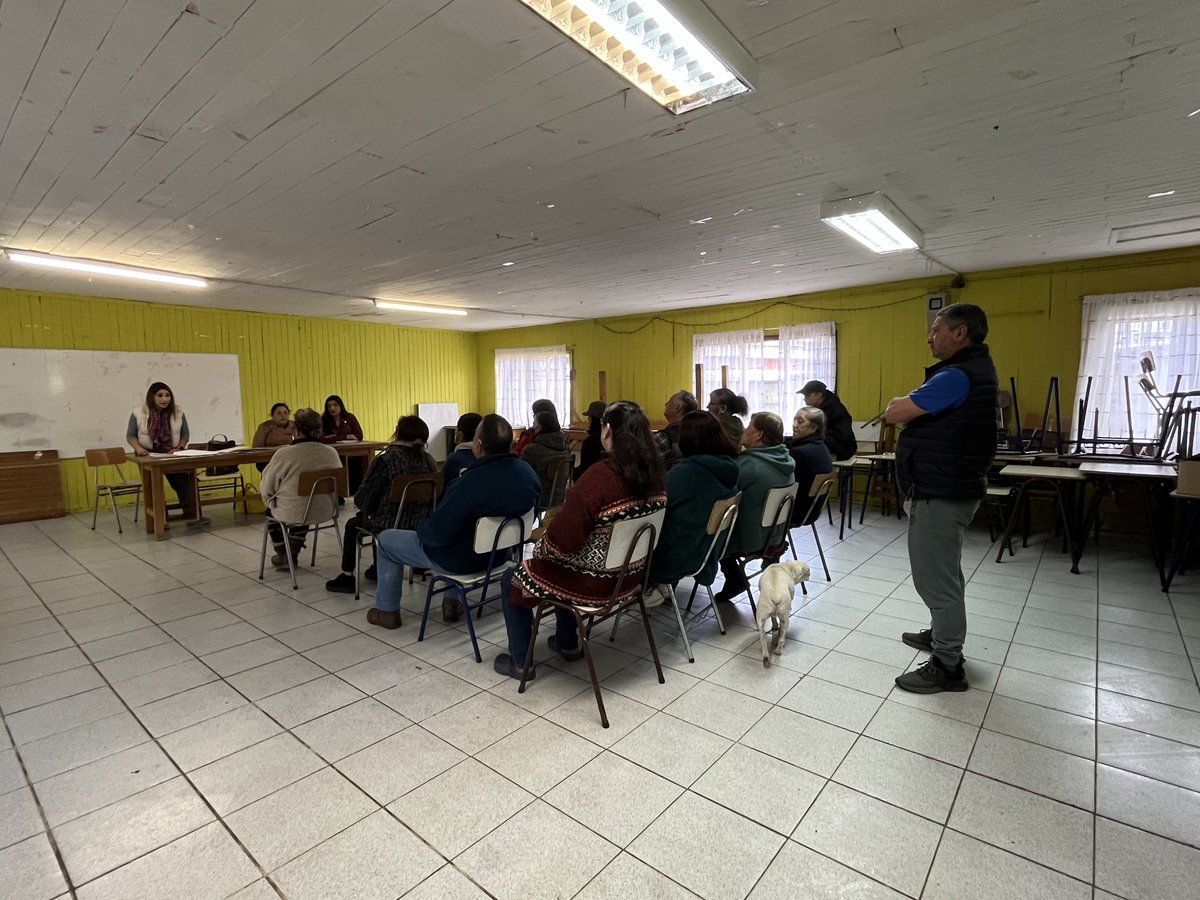 DidecoPM's tweet photo. Profesionales del Departamento de Protección y Defensoría del Pueblo acompañaron a vecinos de la Población Municipal Lintz #PuertoMontt para revisar documentos y asesorar en gestiones que permitan regularizar sus inmuebles, como posesiones efectivas y saneamientos de título https://t.co/bQKSDLIHuE