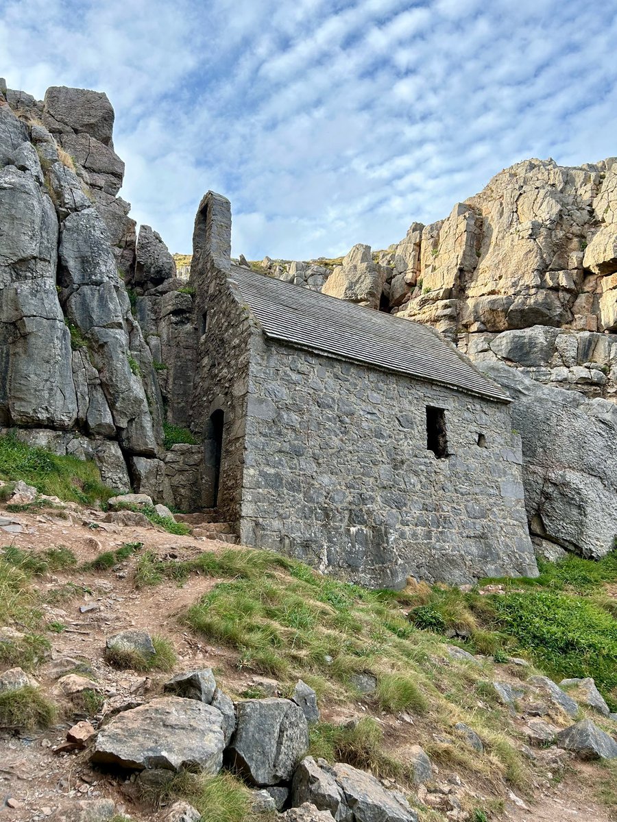 St Govan's Chapel, what a beautiful hidden gem found along the South West Coast path 🌊 

#coastalpath #pembrokeshire #Wales #coast #hiddengem