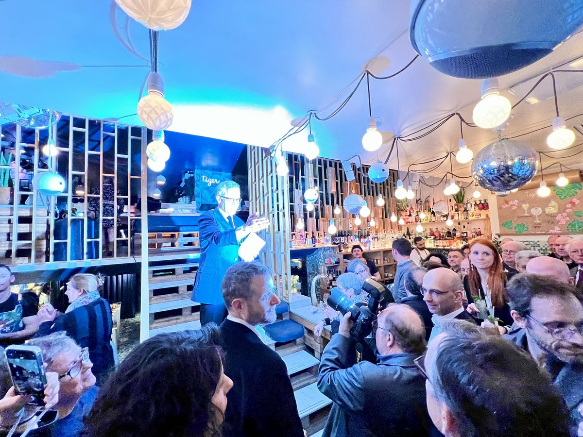 bcohenhadad's tweet photo. ✒️ Séance de dédicace à l'occasion de la parution de mon dernier ouvrage "L'avenir appartient aux PME" @dunod_editeur.
Un moment d'échanges sur les raisons pour lesquelles nos #PME sont la 🔑 des enjeux de demain et doivent être replacées au cœur du débat éco.
#ESG #PMENation https://t.co/l8xzkdE4mM