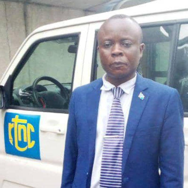 #RDC : agressé à la machette cette nuit à son domicile, le journaliste de la @RTNC_nationale Serge Karba est hospitalisé. RSF condamne cette attaque ignoble & exige des autorités 🇨🇩 qu'elles mettent tout en oeuvre pour retrouver les coupables & pour protéger les journalistes.