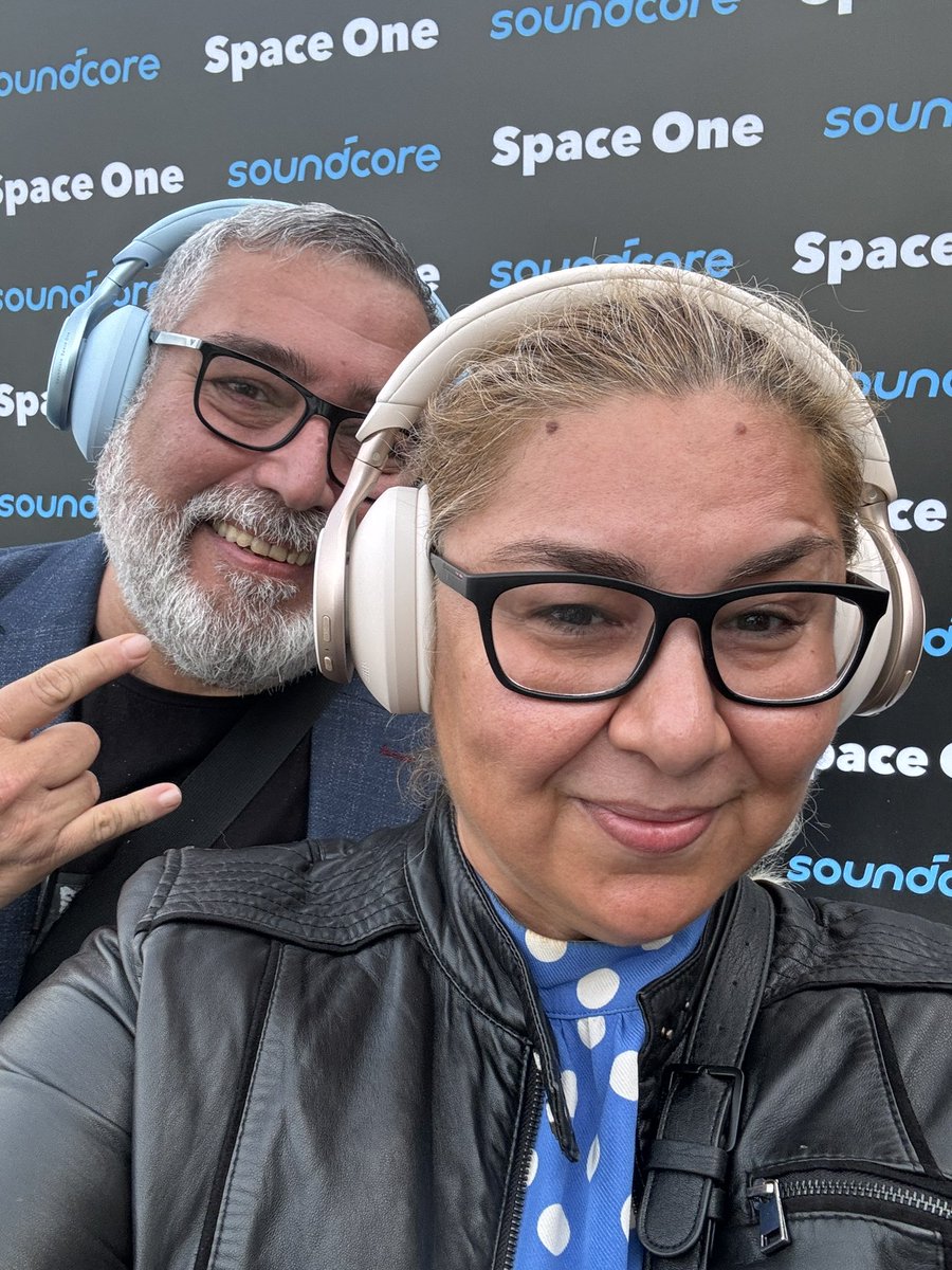 fundalina's tweet photo. Anker Soundcore Space One Lansmanı için birlikteyiz. 🎩

Lansman, Anker Türkiye, Yunanistan ve Orta Asya Ülke Müdürü Cem Bodur’un (@cbodur) ev sahipliğinde gerçekleşiyor. 

#Anker Soundcore Space One aktif gürültü önleyici kulaklık, %98’e kadar gürültü  güçlü ses azaltma, 40 saat çalma süresi, 8 dereceye kadar dönebilen kulaklık başlıkları  ile öne çıkıyor. Ayrıntılı bir dinleme deneyimi sağlayan ve kablo karmaşasını ortadan kaldıran kulaklığın tasarımı da çok şık. 💙

#SlienceChill