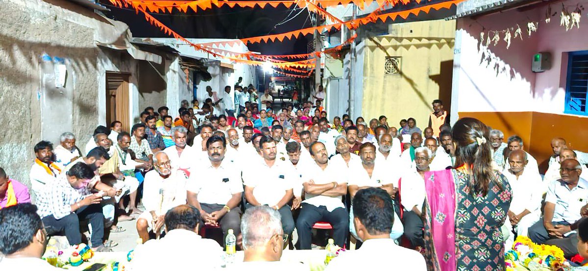 ShradhaAngadi's tweet photo. ಈ ಸಂದರ್ಭದಲ್ಲಿ ನರಗುಂದ ಮತ ಕ್ಷೇತ್ರದ ಶಾಸಕರಾದ ಶ್ರೀ ಸಿ ಸಿ ಪಾಟೀಲ, ಶ್ರೀ ವೀರುಪಾಕ್ಷ ಮಾಮನಿ, ಶ್ರೀ ಸೌರಭ ಚೋಪ್ರಾ, ಶ್ರೀ ಪಂಚನಗೌಡರ ದ್ಯಾಮನಗೌಡರ, ಶ್ರೀ ಜಗದೀಶ್ ಕೌಜಗೇರಿ, ಶ್ರೀ ನೈನಾ ಭಸ್ಮೆ, ಶ್ರೀ ಈರಣ್ಣ ಚಂದ್ರಗಿ, ಶ್ರೀ ದವಲಸಾಬ ಚಿಪ್ಟಿ, ಶ್ರೀ ವೀರುಪಾಕ್ಷ ಯಮಕನಮರಡಿ ಸೇರಿದಂತೆ ಎಲ್ಲಾ ಗ್ರಾಮಗಳ ಹಿರಿಯರ ಪ್ರಮುಖರು ಉಪಸ್ಥಿತರಿದ್ದರು https://t.co/fsAvo6BbSG