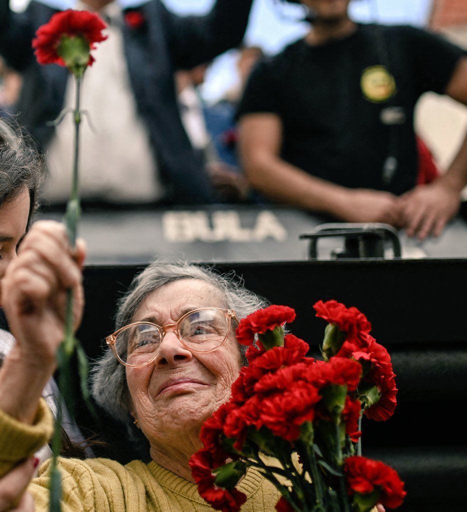 #Portugal🇵🇹aquel #25Abril🌹entregó los claveles que dieron nombre a la Revolução dos Cravos. Hoy #CelesteCaeiro, Celeste dos Cravos, a sus 90 años, ha estado también en la Avenida da Liberdade, en #Lisboa. Todo dignidad