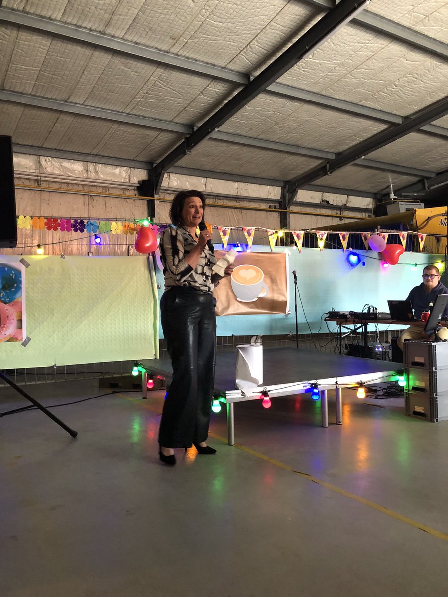 Vanmiddag hebben wij afscheid genomen van onze gemeentesecretaris <a href="/JonkerFemmy/">femmy jonker</a>! Dank je wel, topper, voor je leiderschap in turbulente tijden, voor al je keeks- (cake?)op-de-weeks, de zeepkistsessies maar bovenal voor je aandacht en liefde voor <a href="/GemLopik/">Gemeente Lopik</a>! We gaan je missen!