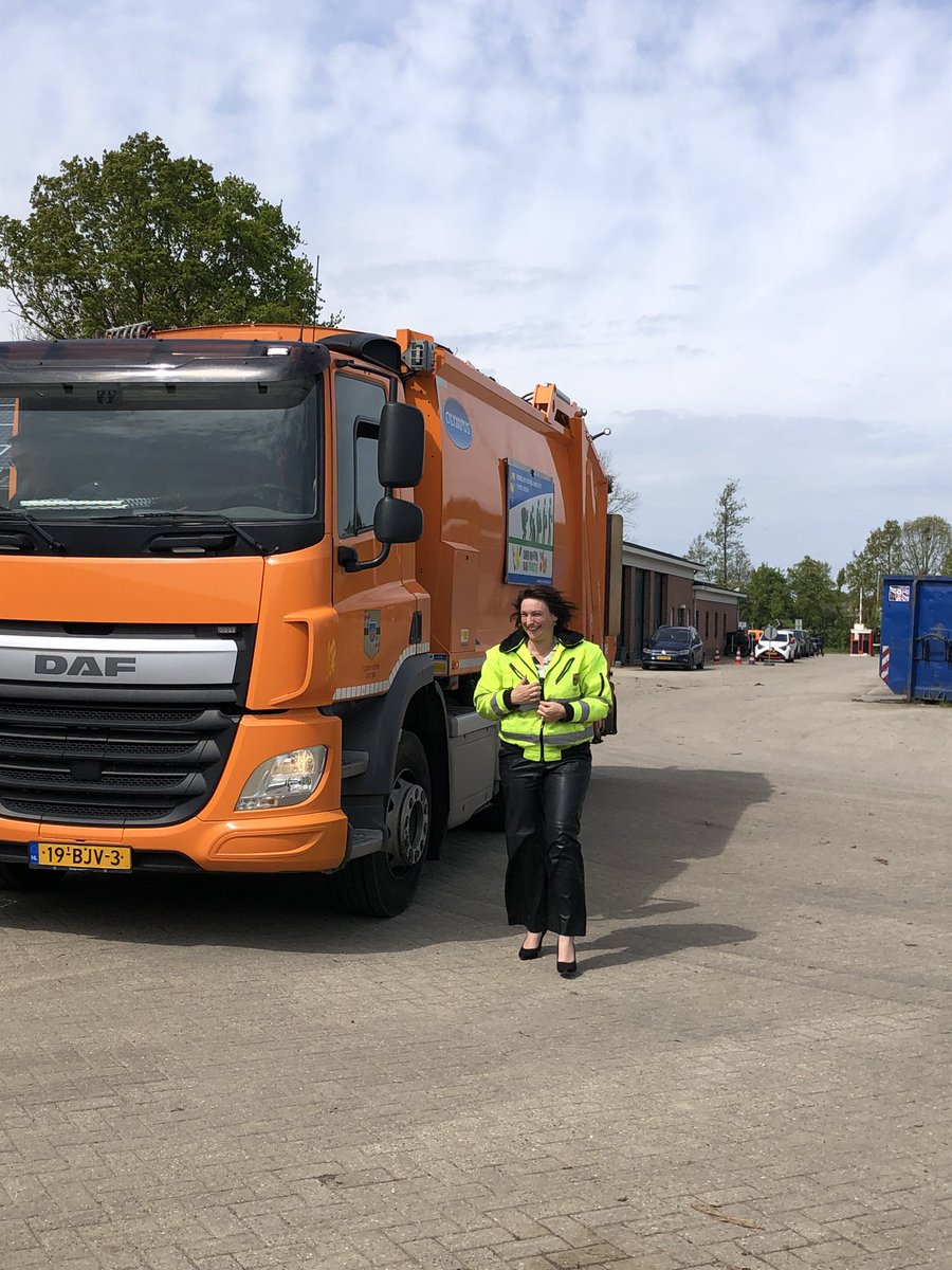 GraafLau's tweet photo. Vanmiddag hebben wij afscheid genomen van onze gemeentesecretaris @JonkerFemmy! Dank je wel, topper, voor je leiderschap in turbulente tijden, voor al je keeks- (cake?)op-de-weeks, de zeepkistsessies maar bovenal voor je aandacht en liefde voor @GemLopik! We gaan je missen! https://t.co/Lb63U4pvl8
