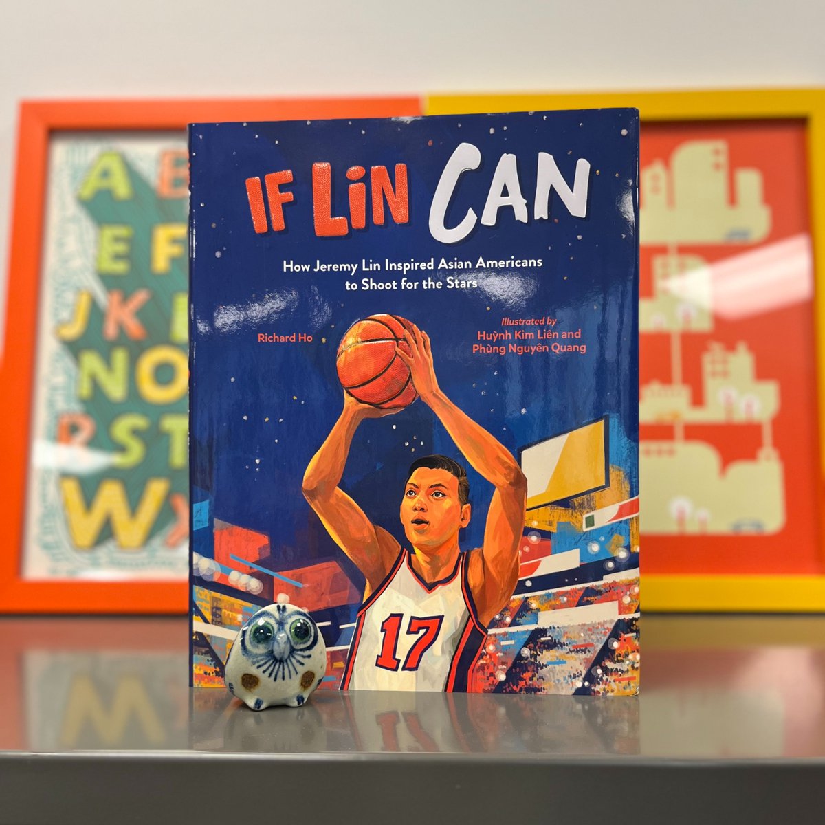 butchilitcen's tweet photo. 📚🏀 If Lin Can: How Jeremy Lin Inspired Asian Americans to Shoot for the Stars by Richard Ho and illustrated by Huynh Kim Liên and Phùng Nguyên Quang. #dailybutlershelfie #AANHPIHeritageMonth #IfLinCan @richkarho #KAAIllustration https://t.co/t40mG5SPAZ