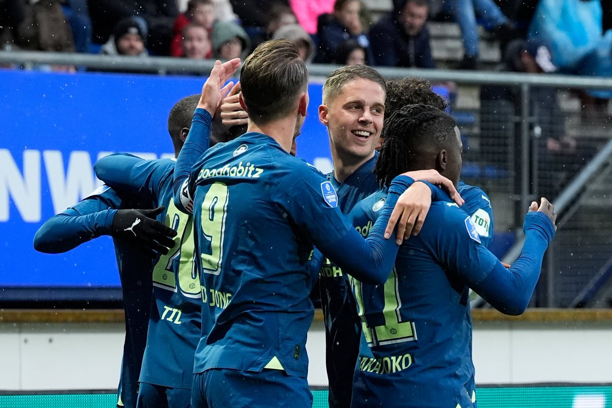 In de 30 uitwedstrijden bij sc Heerenveen maakte <a href="/PSV/">PSV</a> er in totaal 52 (gemiddeld 1.73 goals per wedstrijd). In ontmoeting 31 staat de teller bij rust al op 5! #heepsv #PSV #Eredivisie