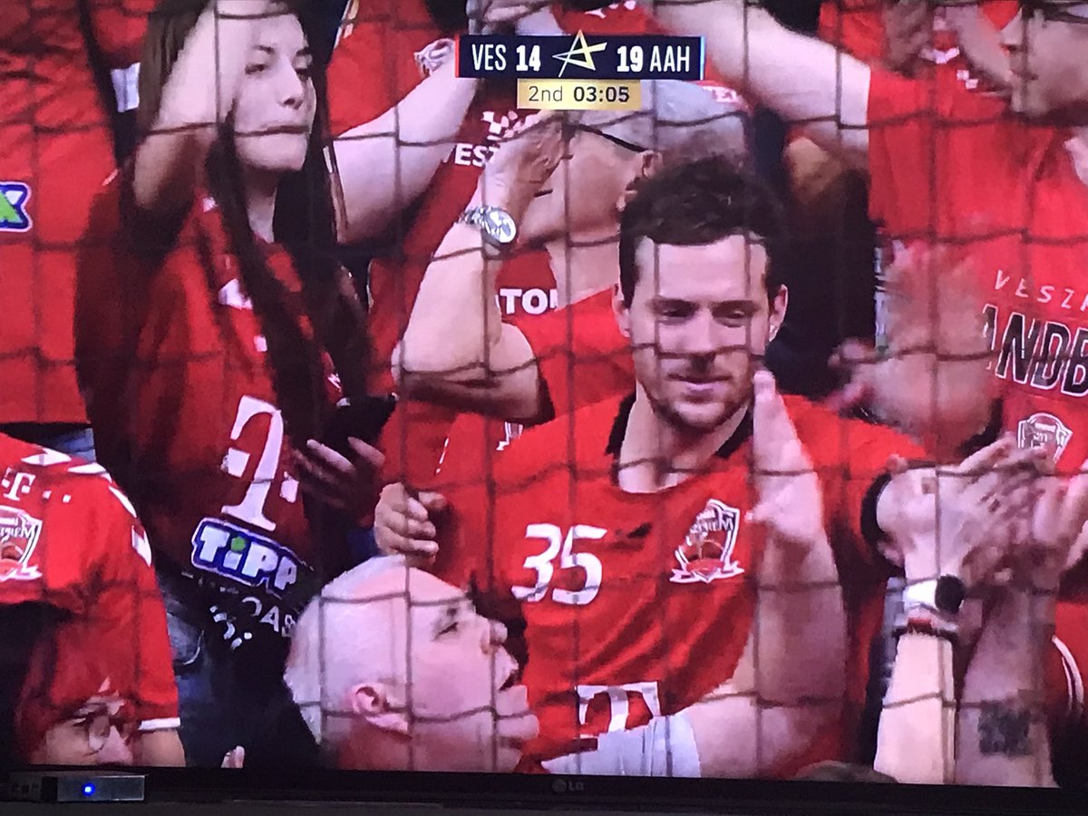 Kentin Mahe que hoy no es de la partida con el Veszprem, viendo el partido con la famosa peña que se coloca detrás de una de las porterías del Veszprem Arena. Imagen curiosa, sin duda #ehfcl