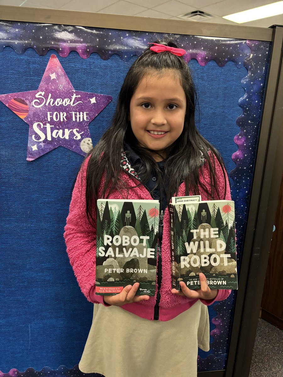 Our 2nd grade multilingual learner is reading a chapter book in both languages! Great job Johanna!@Lazaro_FLC @BilESLWL4FBPS