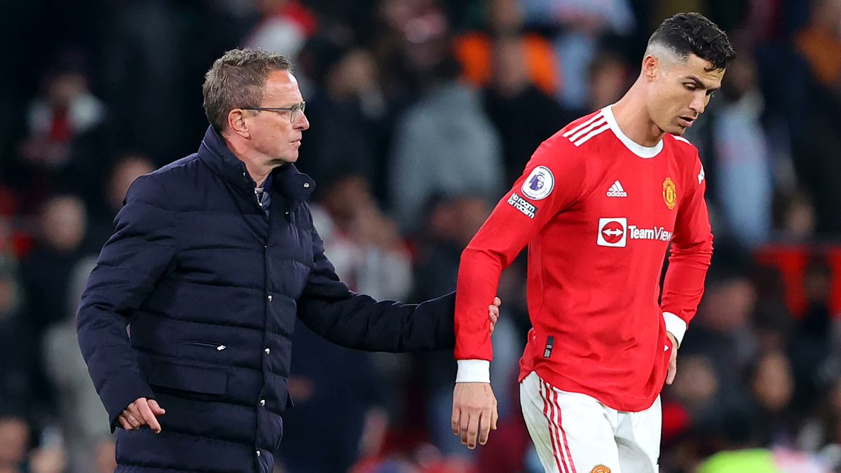 Cristiano Ronaldo, Manchester United'dayken teknik direktör Ralf Rangnick'e: 'Size bu işin nasıl olacağını söyleyeyim: 5 maçın 4'ünde oynuyorum. Hangi maçta oynamayacağıma siz karar verirsiniz ama ben yedek kulübesinde oturmam. Evimde televizyondan izlerim.'