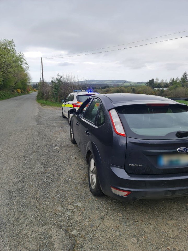 While conducting a checkpoint near Roundwood Co. Wicklow this afternoon, we stopped this car - the driver had no insurance.

But what's more, none of the three rear seat passengers were wearing seatbelts.

All five occupants have been fined, and the car seized.

#SaferRoads