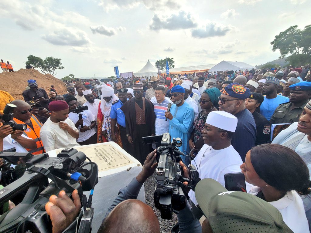 mistamood's tweet photo. It is with great enthusiasm that we congratulate you @Adasaini  on the groundbreaking of your Lithium Ore Separation Plant and CNG Gas Power Plant. This momentous event, marked by the first blocks placed by Hon. Henry Dele Alake, Minister of Solid Minerals, https://t.co/4sAdc3s7ti