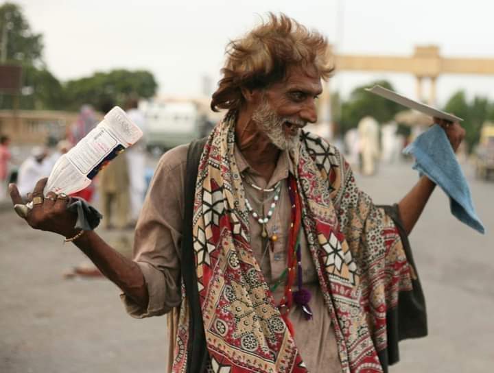 امیر شہر سےشکوہ نہ کر اندھیروں کا 
وہ شہر ہی نہ جلا ڈالے روشنی کے لیے