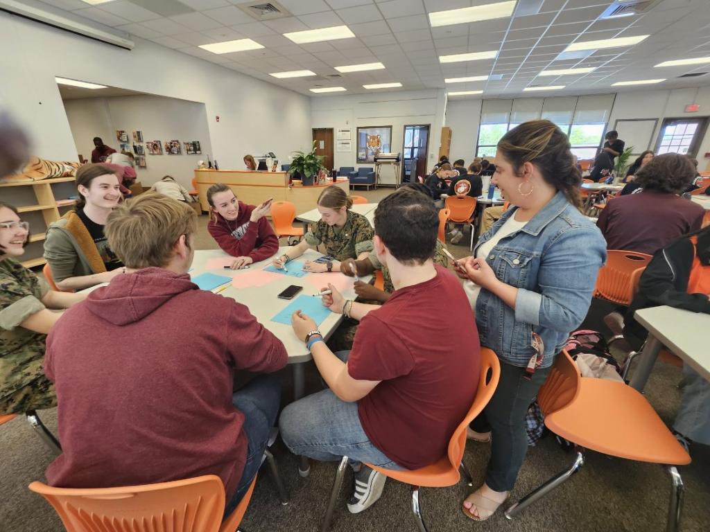 What a day! Students Ambassadors from @JtownHS, @FernCreekHigh, and @ExploreRamsey gave back by collecting food and toiletries for those in need. They also shared some positive thoughts and well wishes. Our awesome leaders also stopped in to see these future leaders!⚡️🐅🐏