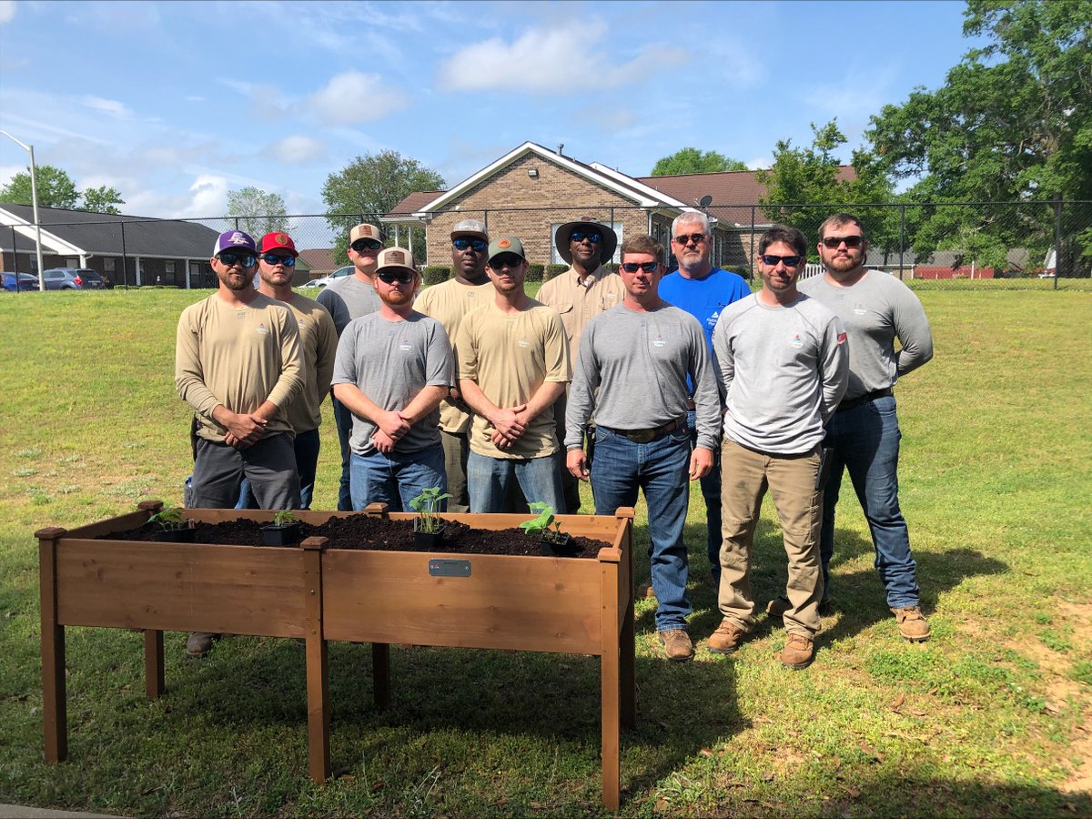 ALPowerFdn's tweet image. Empowering our communities with more than just electricity ⚡️

This team of linemen from Centreville and Tuscaloosa spent the day volunteering at Bibb County Medical Center Nursing Home, building two raised garden beds for seniors to enjoy. 

#APSO #VolunteerAppreciationWeek