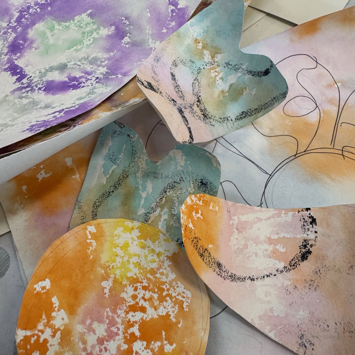 🤫 SECRET PROJECT UPDATE 🤫 Earlier this week I was back @DougieMacStoke #WellbeingCentre, where the group got creative making their own beautiful collage papers They then got to work using their decorative papers to create stunning collages❤️ #ArtForWellbeing #PaperCraft