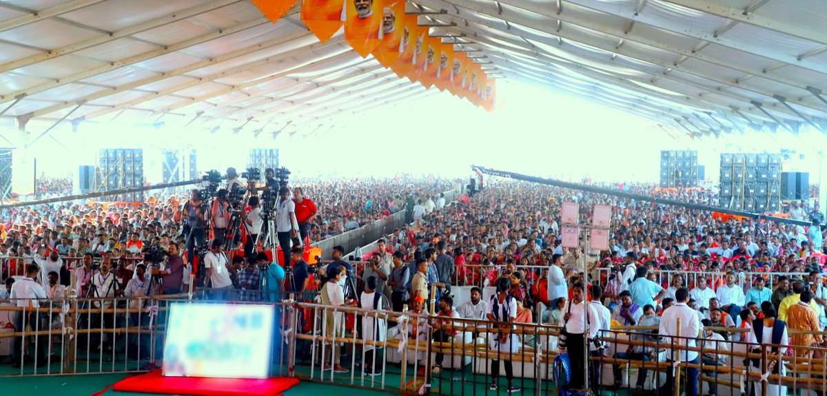 Odisha's 20+ seats contribution to BJP will lead to Modi ji's third term! Visuals from Union Home Minister Shri @AmitShah's public rally in Sonepur, Odisha.
