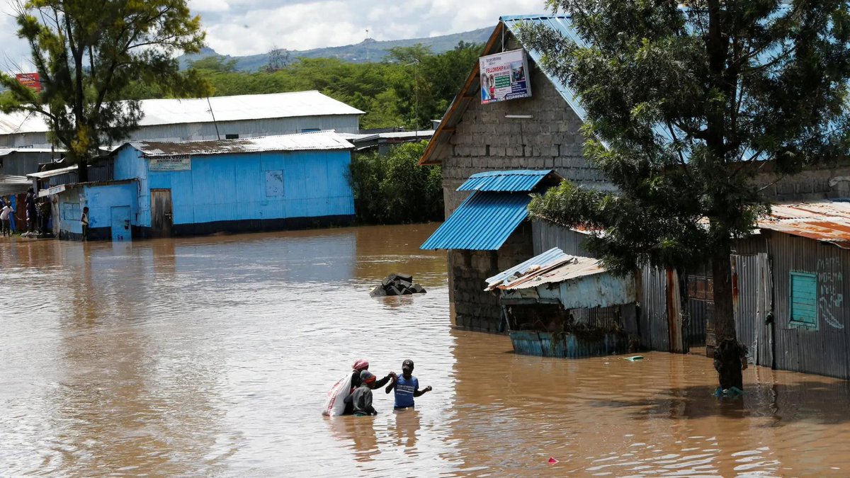 Scared animals are in serious trouble as #floods ravage Kenya & they need your compassion & support now! Please help us rush URGENT aid to save lives – #Kenya’s animals desperately need your help right NOW: bit.ly/NFA_EMKE04X #NFAEmergency #KenyaFloods #KSPCA #KYCS #Kibera