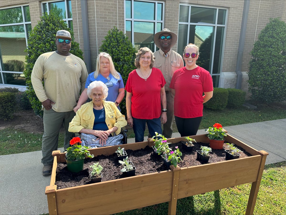 ALPowerFdn's tweet image. Empowering our communities with more than just electricity ⚡️

This team of linemen from Centreville and Tuscaloosa spent the day volunteering at Bibb County Medical Center Nursing Home, building two raised garden beds for seniors to enjoy. 

#APSO #VolunteerAppreciationWeek