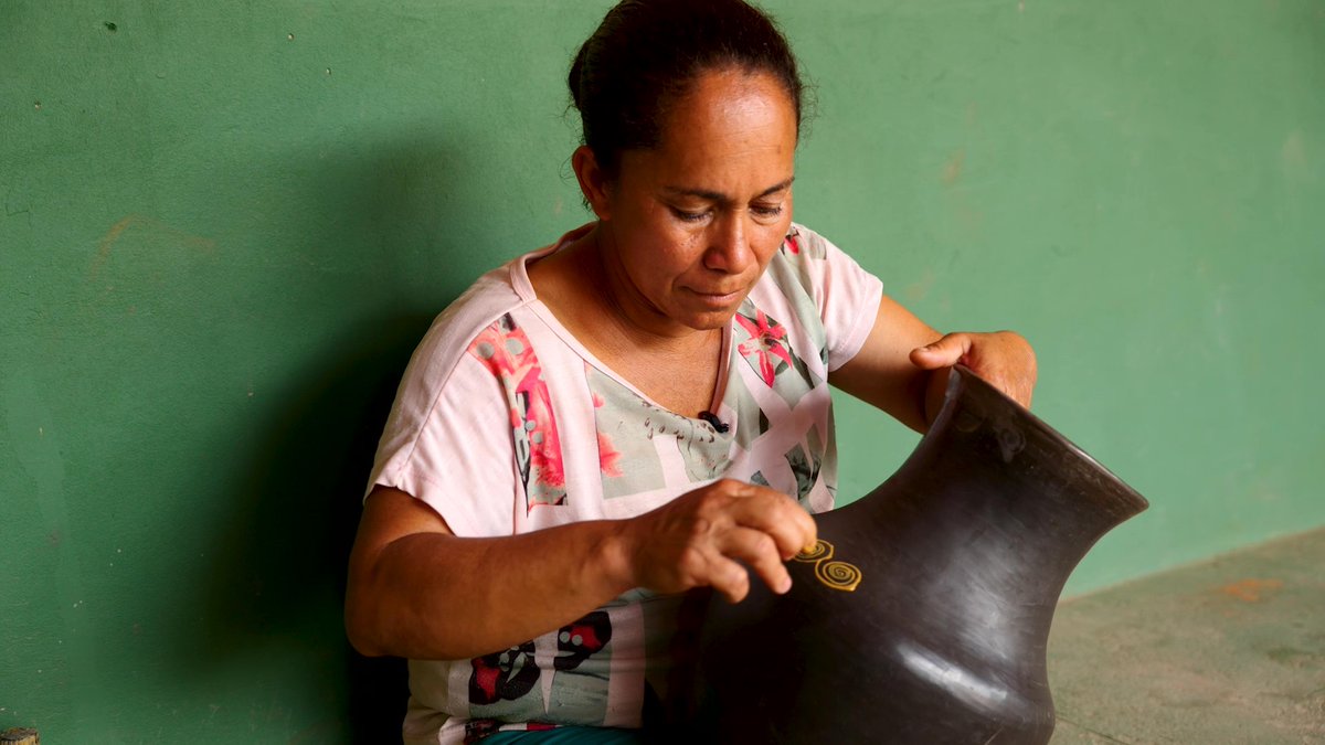 Today's #projectspotlight features Ana Carolina Brugnera’s project that documents women from the Oleiras do Candel Community of #Brazil who produce #ancient #ceramic pots and maintain #sustainable architectural techniques. Learn more: ow.ly/9Fi050Rk5r4