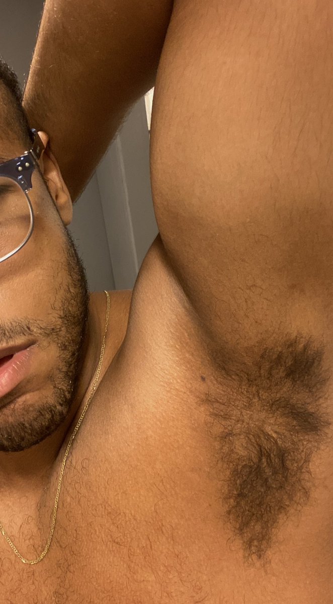 rafaelpentelhx's tweet photo. Dando aquele confere no cheiro, no intervalo do trabalho. Mais tarde tem vídeo se babando, pós academia 👅👃🏾 https://t.co/y860L6sDI7