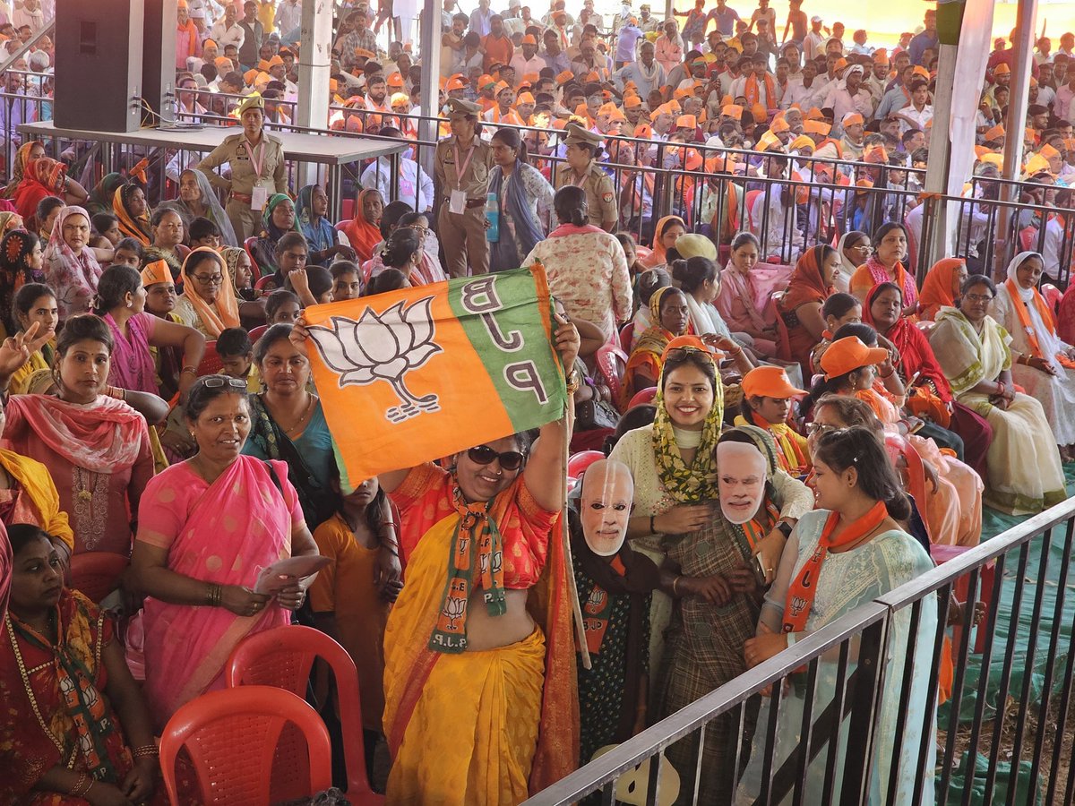 फिर एक बार मोदी सरकार..
अबकी बार 400 पार

आज देश के यशस्वी प्रधानमंत्री श्री नरेंद्र मोदी जी ने संसदीय क्षेत्र आंवला व बदायूं  की जनसभा को सैनिक ग्राउंड आलमपुर में संबोधित किया।
रैली में प्रदेश अध्यक्ष भूपेंद्र चौधरी जी,पार्टी पदाधिकारी,जनप्रतिनिधि गण मौजूद रहे।
#24Aonla_Loksabha