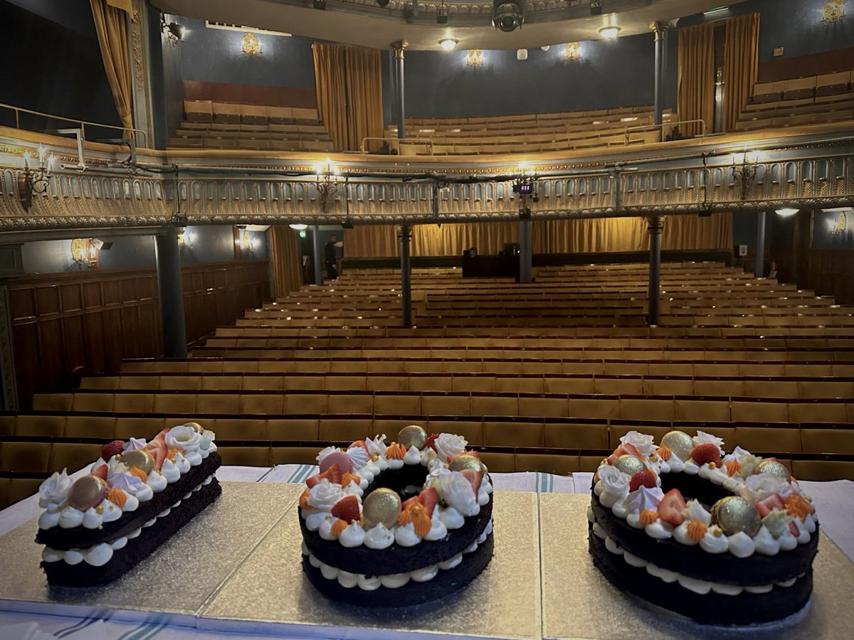 Celebrating our 100th performance tonight! What an incredible bunch of talented and lovely folk to be in a company with! 

Come and see us before we finish.

#thehillsofcalifornia #theharoldpintertheatre