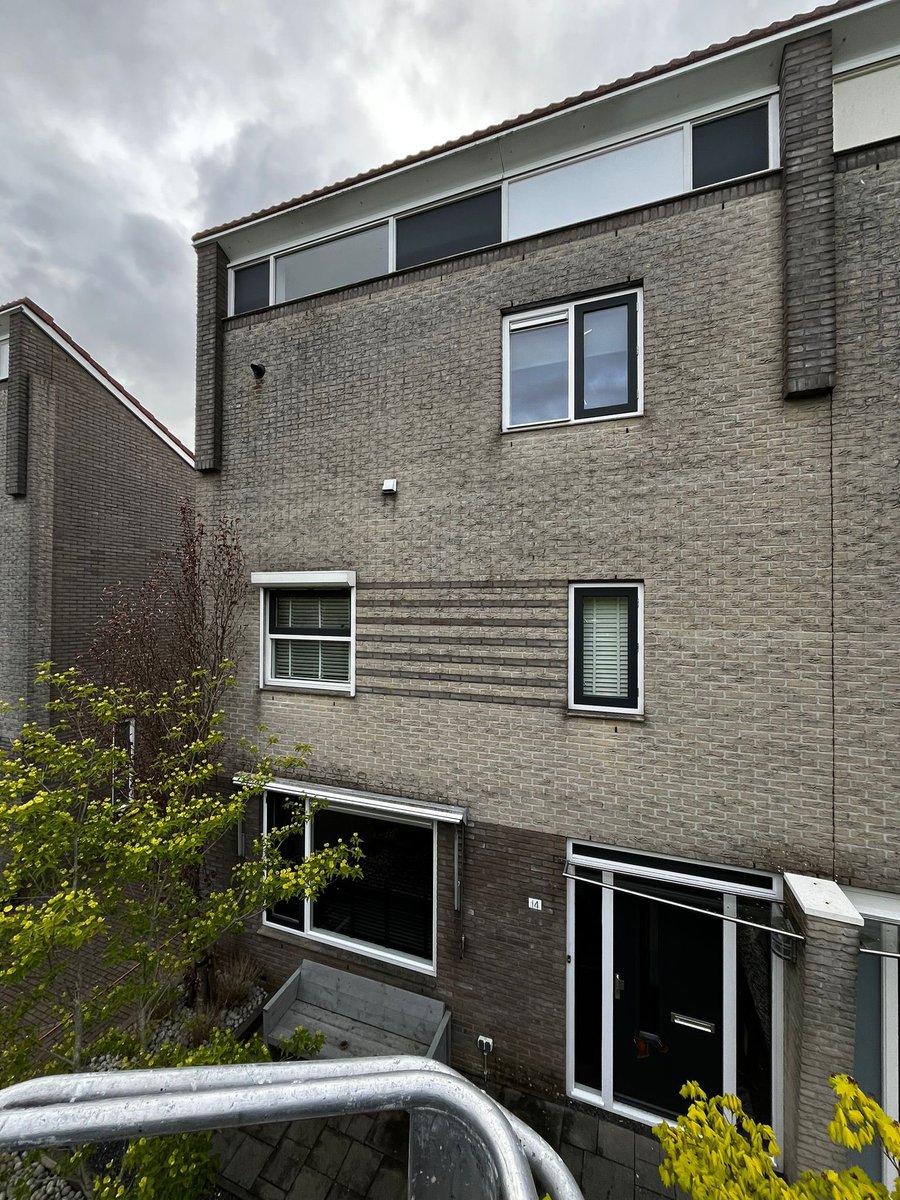 Graffiti_NO's tweet photo. Deze gevel in Kampen gereinigd middels heet water onder gepaste druk het verschil mag er weer zijn, na droging zal de gevel geïmpregneerd worden dan kan deze gevel er weer jaren tegen. https://t.co/dFy5sQiTsA