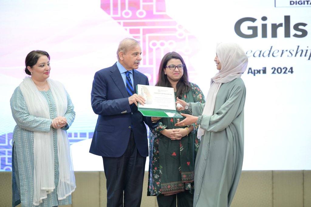 Islamabad: Prime Minister Muhammad Shehbaz Sharif distributing certificates of appreciation among the high achiever women and girls in the field of IT.