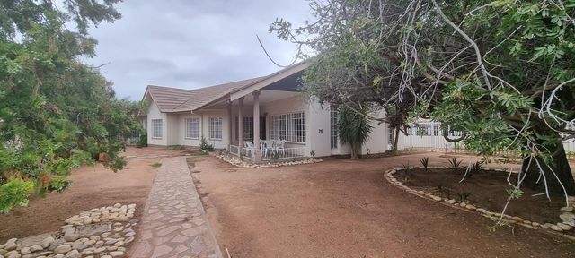 4 Bedroom House For Sale in Oudtshoorn

Spacious Home for the Extended Family near Schools
 
zurl.co/JT8V

#realestate #oudtshoorn #propertyforsale #westerncape