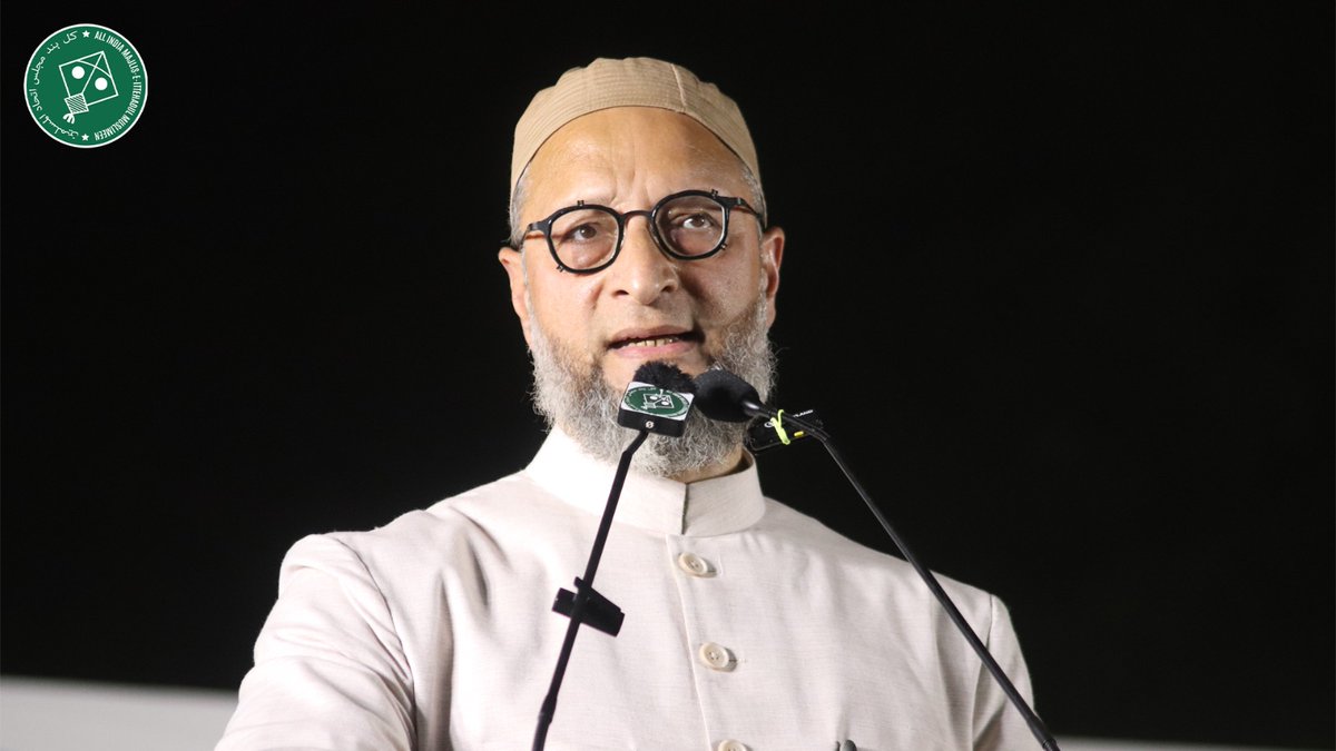 aimim_national's tweet photo. उत्तर प्रदेश के बनारस में अपना दल (कमेरावादी) द्वारा आयोजित PDM गठबंधन की महारैली में अपना दल (कमेरावादी) के उम्मीदवार के समर्थन में AIMIM अध्यक्ष बैरिस्टर @asadowaisi ने एक विशाल जनसभा को संबोधित किया। 

इस मौके पर अपना दल (कमेरावादी) के अध्यक्ष श्रीमती कृष्णा पटेल जी और @pallavi_apnadal जी भी मौजूद थे I

#AIMIM #AsaduddinOwaisi #OwaisiInUttarPradesh #PDM #ApnaDal_K #Banaras #UttarPradesh #India #Bharat