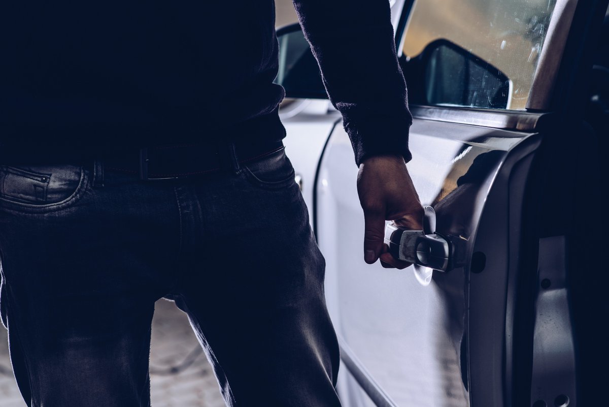 RichmondRCMP's tweet image. Leaving your car running unattended makes it an easy target for thieves. Turn it off before stepping away, even to run back to the house. 🚗🔒  #AutoCrimePrevention