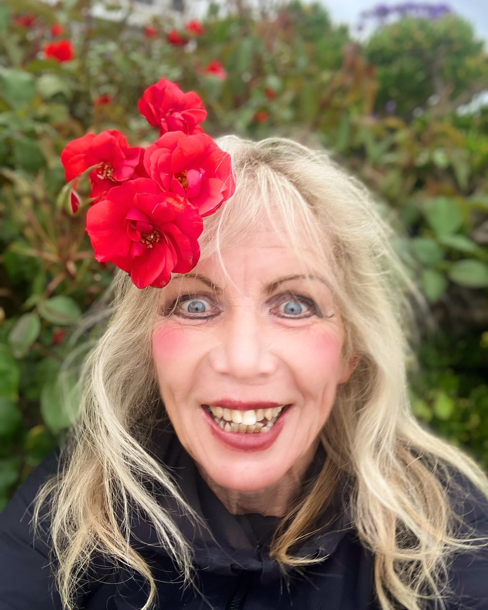 Happy Thursday my friends! I found 🥀 roses at the Ritz! Grey weather but 7 miles passed fast, through flowery trails and hills! 61f ocean was so sparkly! 🧜‍♀️🌊 #Thursday #running #runningpunks #California