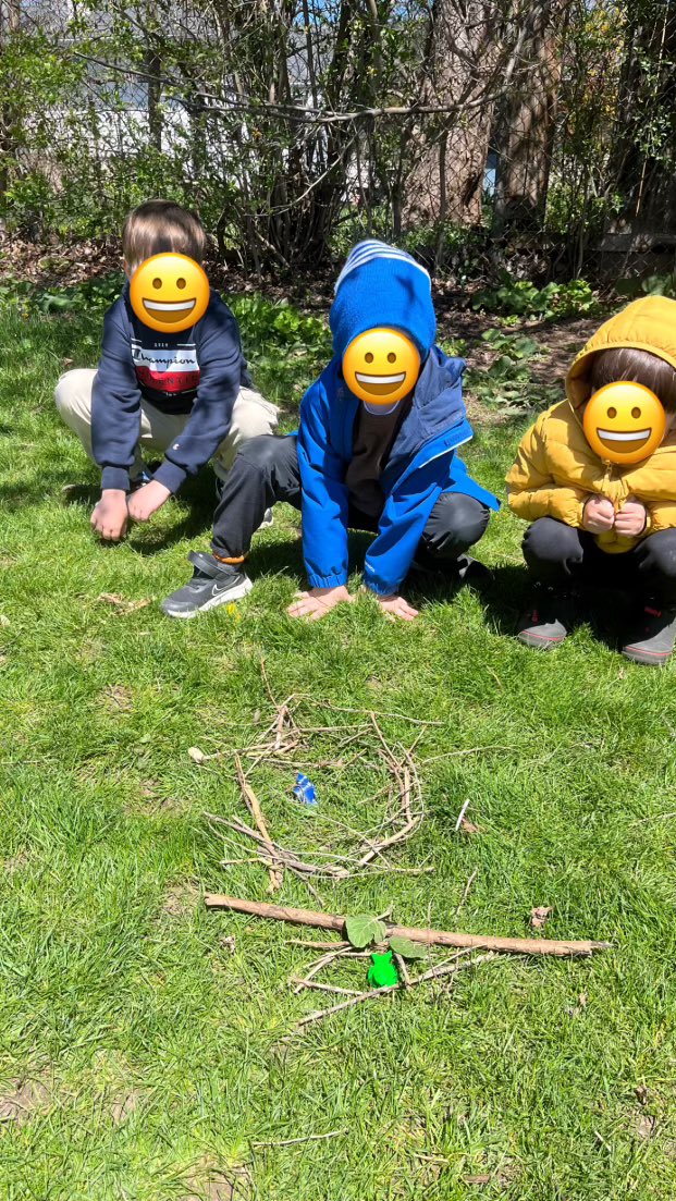 FRO_Bison's tweet photo. Kindergarten students and their Grade 2 &amp; 3 learning buddies did some outdoor learning about birds, nests, habitats and structures! What a beautiful day to get outside to learn! @HaltonDSB #outdooreducation https://t.co/D81Ts4lQpE