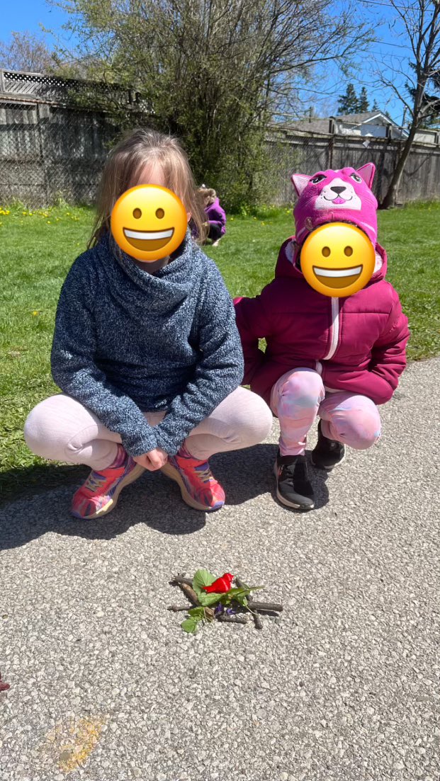 FRO_Bison's tweet photo. Kindergarten students and their Grade 2 &amp; 3 learning buddies did some outdoor learning about birds, nests, habitats and structures! What a beautiful day to get outside to learn! @HaltonDSB #outdooreducation https://t.co/D81Ts4lQpE